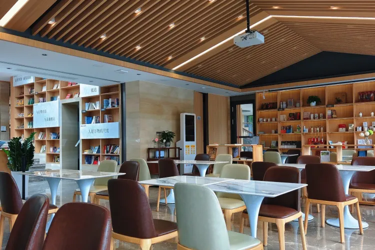 Lakeside Bookstore Café in Shenzhen LiZhi Park: Free Study Space With Scenic Views & Cozy Atmosphere