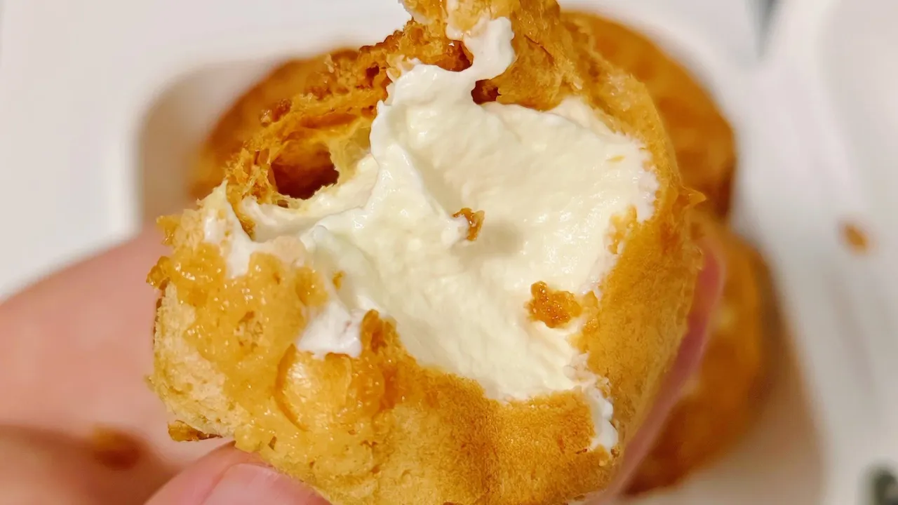 Holiland Bakery at Shenzhen King Glory Plaza: Fresh Bread & Desserts but Needs Further Review