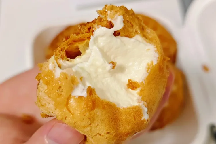 Holiland Bakery at Shenzhen King Glory Plaza: Fresh Bread & Desserts but Needs Further Review