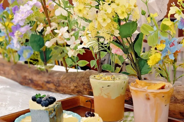 Spring‑Vintage Café in Shenzhen Bantian: Aesthetic Coffee & Desserts Near Vanke Plaza