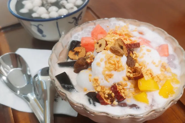 Good Dessert Spot in Huaqiangbei: Coconut Qing Buliang & Black Sesame Soup Review