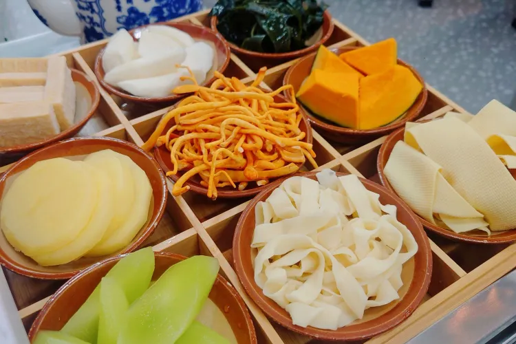 A Flavor‑Packed Hotpot Experience with Nine‑Grid Platters and Exceptional Service in Shenzhen