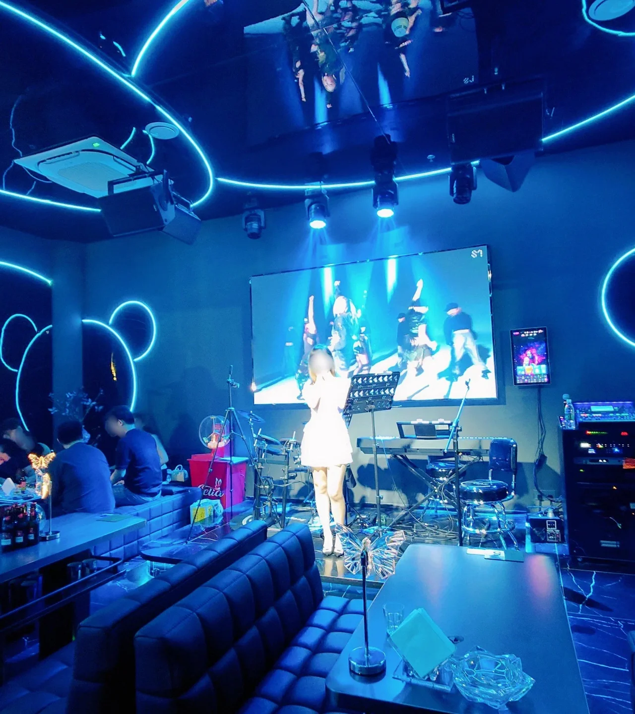 bar singer